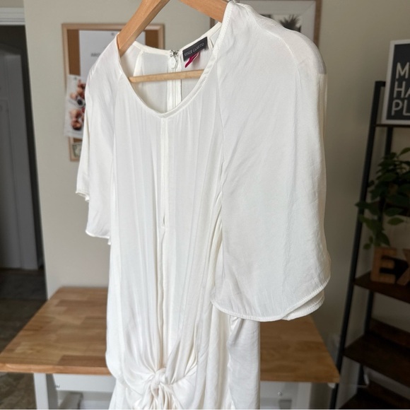 Vince Camuto Women’s Blouse Size L White Sheer Flowy Front Tie Keyhole Zip - Picture 3 of 8